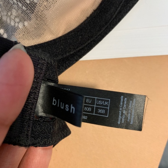 Black lace underwire bra with criss-cross straps - Picture 5 of 5